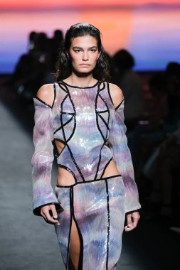 IFERMA 'da Mercedes-Benz Moda Haftası Madrid' de 12 Eylül 2024 'te Odette Alvarez' in tasarladığı tasarımı giyen bir model podyumda yürüyor.