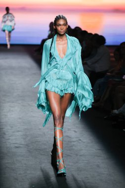 IFERMA 'da Mercedes-Benz Moda Haftası Madrid' de 12 Eylül 2024 'te Odette Alvarez' in tasarladığı tasarımı giyen bir model podyumda yürüyor.