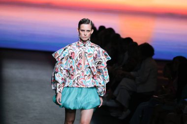 IFERMA 'da Mercedes-Benz Moda Haftası Madrid' de 12 Eylül 2024 'te Odette Alvarez' in tasarladığı tasarımı giyen bir model podyumda yürüyor.