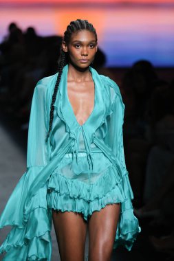 IFERMA 'da Mercedes-Benz Moda Haftası Madrid' de 12 Eylül 2024 'te Odette Alvarez' in tasarladığı tasarımı giyen bir model podyumda yürüyor.