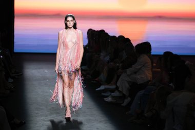 IFERMA 'da Mercedes-Benz Moda Haftası Madrid' de 12 Eylül 2024 'te Odette Alvarez' in tasarladığı tasarımı giyen bir model podyumda yürüyor.