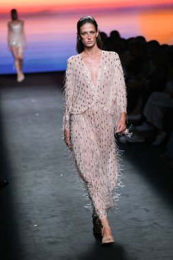 IFERMA 'da Mercedes-Benz Moda Haftası Madrid' de 12 Eylül 2024 'te Odette Alvarez' in tasarladığı tasarımı giyen bir model podyumda yürüyor.