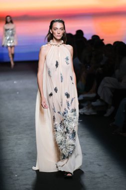 IFERMA 'da Mercedes-Benz Moda Haftası Madrid' de 12 Eylül 2024 'te Odette Alvarez' in tasarladığı tasarımı giyen bir model podyumda yürüyor.