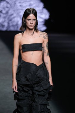 IFERMA 'da Mercedes-Benz Moda Haftası sırasında De la Cierva y Nicolas tarafından tasarlanmış bir tasarım giyen bir model podyumda yürüyor, 12 Eylül 2024 İspanya