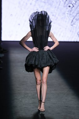 IFERMA 'da Mercedes-Benz Moda Haftası sırasında De la Cierva y Nicolas tarafından tasarlanmış bir tasarım giyen bir model podyumda yürüyor, 12 Eylül 2024 İspanya