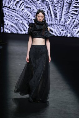 IFERMA 'da Mercedes-Benz Moda Haftası sırasında De la Cierva y Nicolas tarafından tasarlanmış bir tasarım giyen bir model podyumda yürüyor, 12 Eylül 2024 İspanya