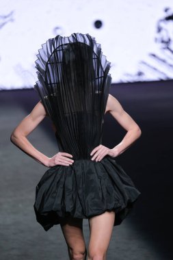 IFERMA 'da Mercedes-Benz Moda Haftası sırasında De la Cierva y Nicolas tarafından tasarlanmış bir tasarım giyen bir model podyumda yürüyor, 12 Eylül 2024 İspanya