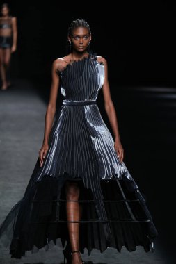 IFERMA 'da Mercedes-Benz Moda Haftası sırasında De la Cierva y Nicolas tarafından tasarlanmış bir tasarım giyen bir model podyumda yürüyor, 12 Eylül 2024 İspanya