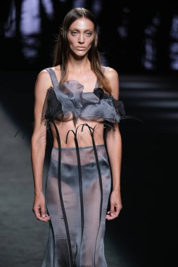 IFERMA 'da Mercedes-Benz Moda Haftası sırasında De la Cierva y Nicolas tarafından tasarlanmış bir tasarım giyen bir model podyumda yürüyor, 12 Eylül 2024 İspanya