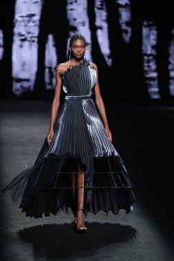 IFERMA 'da Mercedes-Benz Moda Haftası sırasında De la Cierva y Nicolas tarafından tasarlanmış bir tasarım giyen bir model podyumda yürüyor, 12 Eylül 2024 İspanya