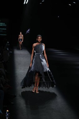 IFERMA 'da Mercedes-Benz Moda Haftası sırasında De la Cierva y Nicolas tarafından tasarlanmış bir tasarım giyen bir model podyumda yürüyor, 12 Eylül 2024 İspanya