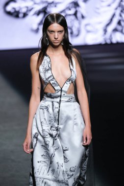 IFERMA 'da Mercedes-Benz Moda Haftası sırasında De la Cierva y Nicolas tarafından tasarlanmış bir tasarım giyen bir model podyumda yürüyor, 12 Eylül 2024 İspanya