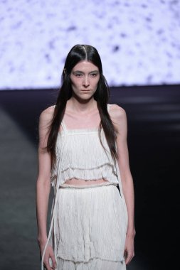 IFERMA 'da Mercedes-Benz Moda Haftası sırasında De la Cierva y Nicolas tarafından tasarlanmış bir tasarım giyen bir model podyumda yürüyor, 12 Eylül 2024 İspanya