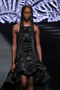 IFERMA 'da Mercedes-Benz Moda Haftası sırasında De la Cierva y Nicolas tarafından tasarlanmış bir tasarım giyen bir model podyumda yürüyor, 12 Eylül 2024 İspanya