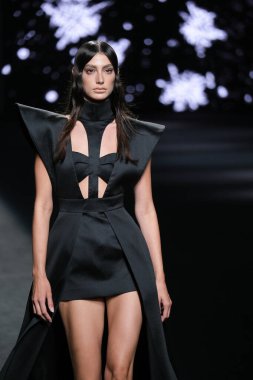 IFERMA 'da Mercedes-Benz Moda Haftası sırasında De la Cierva y Nicolas tarafından tasarlanmış bir tasarım giyen bir model podyumda yürüyor, 12 Eylül 2024 İspanya