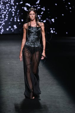 IFERMA 'da Mercedes-Benz Moda Haftası sırasında De la Cierva y Nicolas tarafından tasarlanmış bir tasarım giyen bir model podyumda yürüyor, 12 Eylül 2024 İspanya