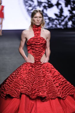 IFERMA 'da Mercedes-Benz Moda Haftası sırasında De la Cierva y Nicolas tarafından tasarlanmış bir tasarım giyen bir model podyumda yürüyor, 12 Eylül 2024 İspanya