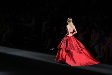 IFERMA 'da Mercedes-Benz Moda Haftası sırasında De la Cierva y Nicolas tarafından tasarlanmış bir tasarım giyen bir model podyumda yürüyor, 12 Eylül 2024 İspanya