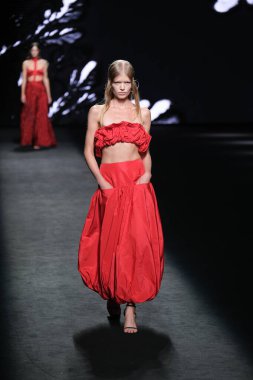 IFERMA 'da Mercedes-Benz Moda Haftası sırasında De la Cierva y Nicolas tarafından tasarlanmış bir tasarım giyen bir model podyumda yürüyor, 12 Eylül 2024 İspanya