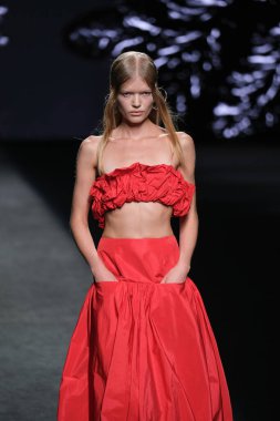 IFERMA 'da Mercedes-Benz Moda Haftası sırasında De la Cierva y Nicolas tarafından tasarlanmış bir tasarım giyen bir model podyumda yürüyor, 12 Eylül 2024 İspanya