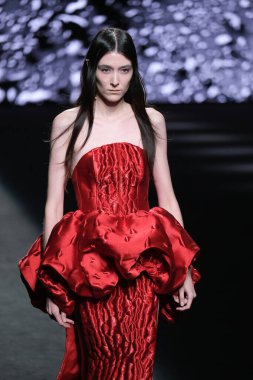 IFERMA 'da Mercedes-Benz Moda Haftası sırasında De la Cierva y Nicolas tarafından tasarlanmış bir tasarım giyen bir model podyumda yürüyor, 12 Eylül 2024 İspanya