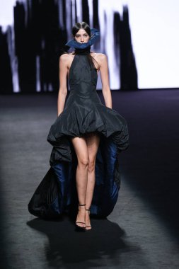 IFERMA 'da Mercedes-Benz Moda Haftası sırasında De la Cierva y Nicolas tarafından tasarlanmış bir tasarım giyen bir model podyumda yürüyor, 12 Eylül 2024 İspanya