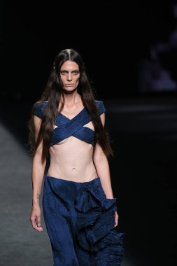 IFERMA 'da Mercedes-Benz Moda Haftası sırasında De la Cierva y Nicolas tarafından tasarlanmış bir tasarım giyen bir model podyumda yürüyor, 12 Eylül 2024 İspanya