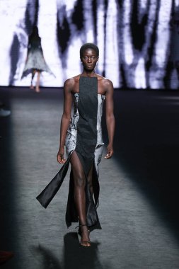 IFERMA 'da Mercedes-Benz Moda Haftası sırasında De la Cierva y Nicolas tarafından tasarlanmış bir tasarım giyen bir model podyumda yürüyor, 12 Eylül 2024 İspanya