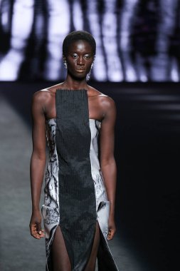 IFERMA 'da Mercedes-Benz Moda Haftası sırasında De la Cierva y Nicolas tarafından tasarlanmış bir tasarım giyen bir model podyumda yürüyor, 12 Eylül 2024 İspanya