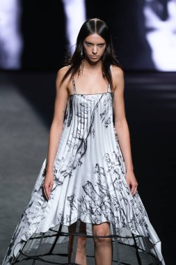 IFERMA 'da Mercedes-Benz Moda Haftası sırasında De la Cierva y Nicolas tarafından tasarlanmış bir tasarım giyen bir model podyumda yürüyor, 12 Eylül 2024 İspanya