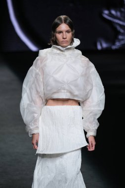 IFERMA 'da Mercedes-Benz Moda Haftası sırasında De la Cierva y Nicolas tarafından tasarlanmış bir tasarım giyen bir model podyumda yürüyor, 12 Eylül 2024 İspanya