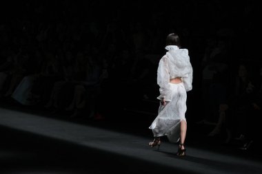 IFERMA 'da Mercedes-Benz Moda Haftası sırasında De la Cierva y Nicolas tarafından tasarlanmış bir tasarım giyen bir model podyumda yürüyor, 12 Eylül 2024 İspanya