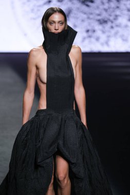 IFERMA 'da Mercedes-Benz Moda Haftası sırasında De la Cierva y Nicolas tarafından tasarlanmış bir tasarım giyen bir model podyumda yürüyor, 12 Eylül 2024 İspanya