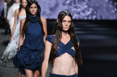 IFERMA 'da Mercedes-Benz Moda Haftası sırasında De la Cierva y Nicolas tarafından tasarlanmış bir tasarım giyen bir model podyumda yürüyor, 12 Eylül 2024 İspanya