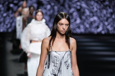 IFERMA 'da Mercedes-Benz Moda Haftası sırasında De la Cierva y Nicolas tarafından tasarlanmış bir tasarım giyen bir model podyumda yürüyor, 12 Eylül 2024 İspanya