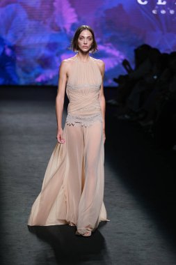 IFERMA 'da Mercedes-Benz Moda Haftası sırasında De la Cierva y Nicolas tarafından tasarlanmış bir tasarım giyen bir model podyumda yürüyor, 12 Eylül 2024 İspanya