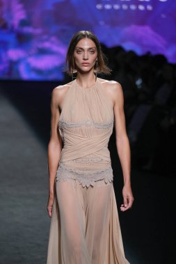 IFERMA 'da Mercedes-Benz Moda Haftası sırasında Claro Couture tarafından tasarlanmış bir tasarım giyen bir model podyumda yürüyor, 12 Eylül 2024 İspanya