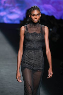 IFERMA 'da Mercedes-Benz Moda Haftası sırasında Claro Couture tarafından tasarlanmış bir tasarım giyen bir model podyumda yürüyor, 12 Eylül 2024 İspanya