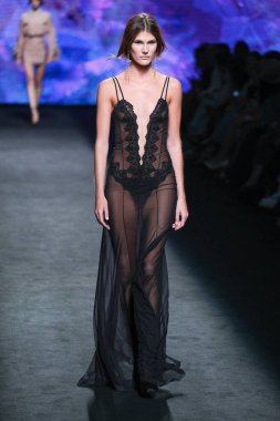 IFERMA 'da Mercedes-Benz Moda Haftası sırasında Claro Couture tarafından tasarlanmış bir tasarım giyen bir model podyumda yürüyor, 12 Eylül 2024 İspanya