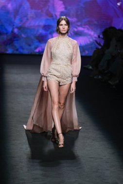 IFERMA 'da Mercedes-Benz Moda Haftası sırasında Claro Couture tarafından tasarlanmış bir tasarım giyen bir model podyumda yürüyor, 12 Eylül 2024 İspanya
