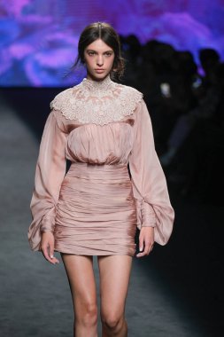 IFERMA 'da Mercedes-Benz Moda Haftası sırasında Claro Couture tarafından tasarlanmış bir tasarım giyen bir model podyumda yürüyor, 12 Eylül 2024 İspanya