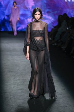 IFERMA 'da Mercedes-Benz Moda Haftası sırasında Claro Couture tarafından tasarlanmış bir tasarım giyen bir model podyumda yürüyor, 12 Eylül 2024 İspanya