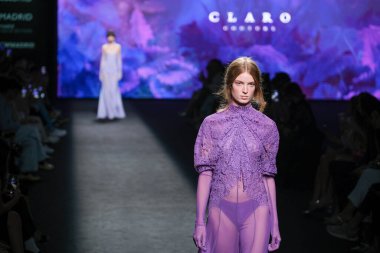 IFERMA 'da Mercedes-Benz Moda Haftası sırasında Claro Couture tarafından tasarlanmış bir tasarım giyen bir model podyumda yürüyor, 12 Eylül 2024 İspanya