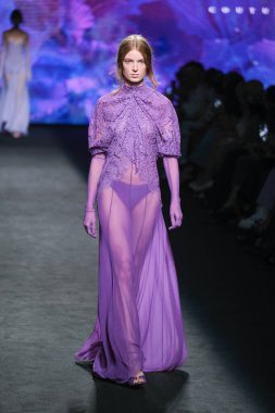 IFERMA 'da Mercedes-Benz Moda Haftası sırasında Claro Couture tarafından tasarlanmış bir tasarım giyen bir model podyumda yürüyor, 12 Eylül 2024 İspanya