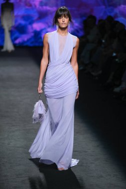 IFERMA 'da Mercedes-Benz Moda Haftası sırasında Claro Couture tarafından tasarlanmış bir tasarım giyen bir model podyumda yürüyor, 12 Eylül 2024 İspanya