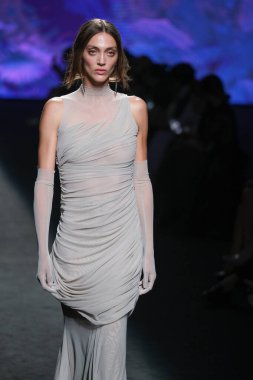 IFERMA 'da Mercedes-Benz Moda Haftası sırasında Claro Couture tarafından tasarlanmış bir tasarım giyen bir model podyumda yürüyor, 12 Eylül 2024 İspanya