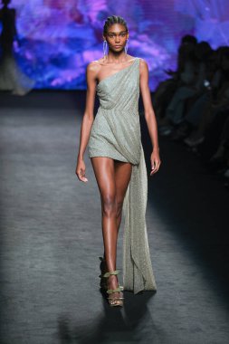 IFERMA 'da Mercedes-Benz Moda Haftası sırasında Claro Couture tarafından tasarlanmış bir tasarım giyen bir model podyumda yürüyor, 12 Eylül 2024 İspanya