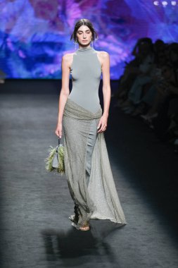 IFERMA 'da Mercedes-Benz Moda Haftası sırasında Claro Couture tarafından tasarlanmış bir tasarım giyen bir model podyumda yürüyor, 12 Eylül 2024 İspanya