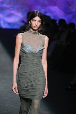 IFERMA 'da Mercedes-Benz Moda Haftası sırasında Claro Couture tarafından tasarlanmış bir tasarım giyen bir model podyumda yürüyor, 12 Eylül 2024 İspanya