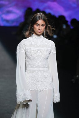 IFERMA 'da Mercedes-Benz Moda Haftası sırasında Claro Couture tarafından tasarlanmış bir tasarım giyen bir model podyumda yürüyor, 12 Eylül 2024 İspanya